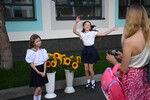 Школьницы перед началом торжественной линейки, посвященной началу учебного года, в образовательном центре «Протон» в Москве