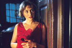 <b>«Айрис» (2001)</b>
<br><br>
На момент наступления 21 века в истории «Оскара» было всего два случая, когда две актрисы номинировались на премию за роль одного и того же персонажа в одном и том же проекте. И в обоих кейсах поучаствовала Уинслет: за «Титаник» в шорт-лист она вошла вместе с Глорией Стюарт, за «Айрис» — вместе с Джуди Денч.