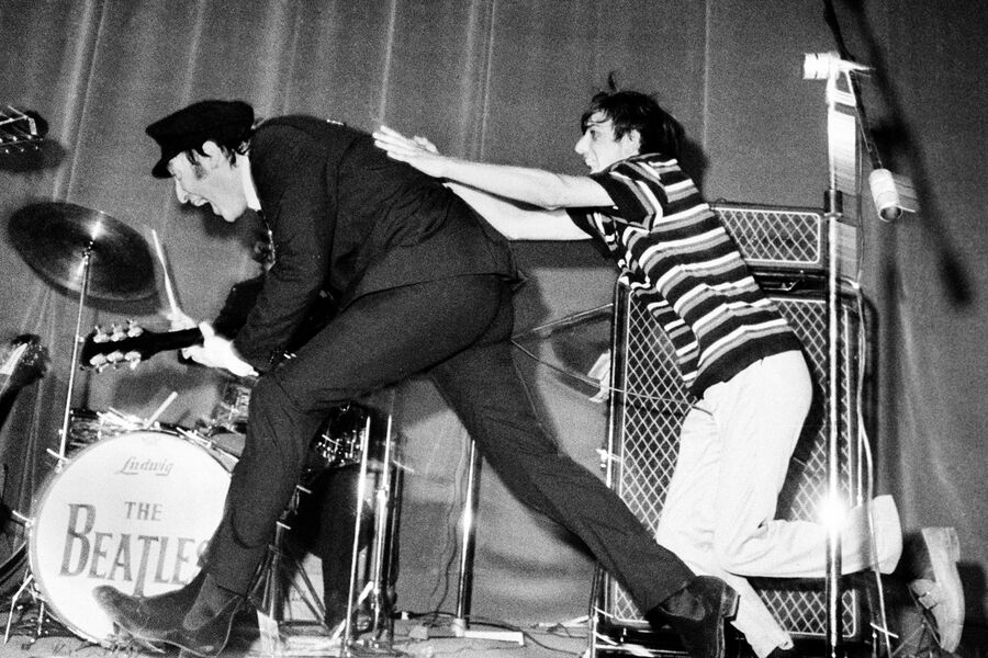 Музыкант Джон Леннон на&nbsp;сцене убегает от фаната во время концерта The Beatles в&nbsp;Риме, Италия, 28&nbsp;июня 1965&nbsp;года