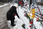Цветы у посольства Российской Федерации в Киеве в связи трагедией в ТЦ «Зимняя вишня» в Кемерове, 26 марта 2018 года
