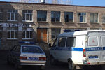 У школы №1 на улице Блюхера в Стерлитамаке, где произошло нападение с применением ножа, в результате которого пострадали люди, 18 апреля 2018 года