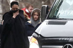 Вдова Кирилла Толмацкого Юлия и его сын Антоний после церемонии прощания с рэпером Кириллом Толмацким (Децлом) на территории ЦКБ Управления делами президента России, 