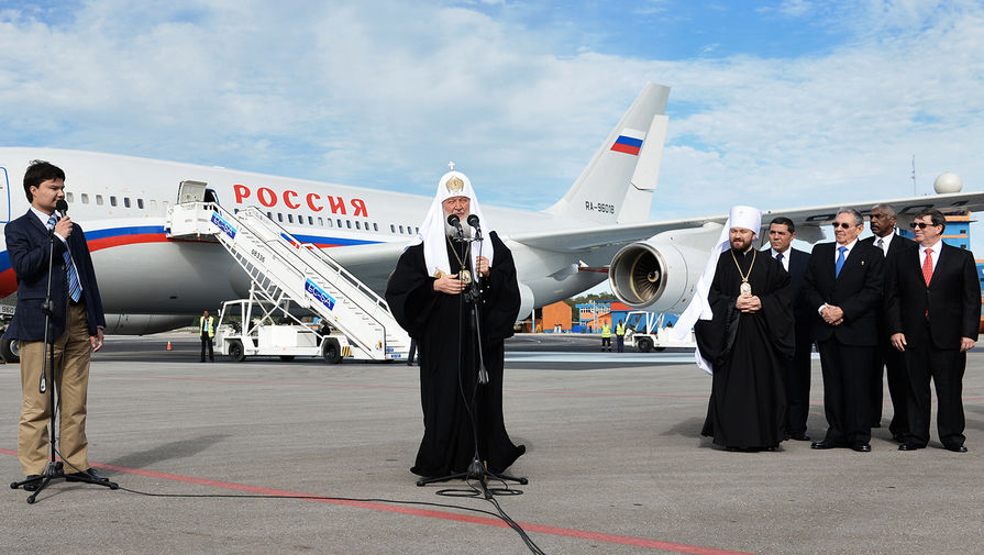 Патриарх Московский и всея Руси Кирилл (в центре) в аэропорту города Гаваны