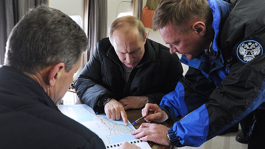 Вице-премьер России Дмитрий Козак, президент России Владимир Путин и руководитель Федерального дорожного агентства (Росавтодор) Роман Старовойт (слева направо) во время облета на&nbsp;вертолете района строительства транспортного перехода через&nbsp;Керченский пролив на&nbsp;острове Тузла