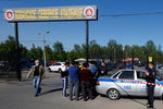 Полиция у входа на Хованское кладбище, где в результате массовой драки со стрельбой погибли люди