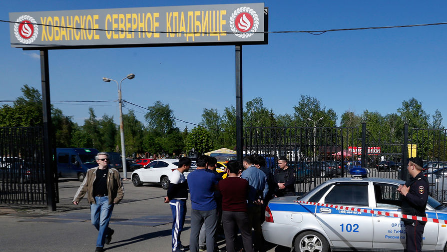Полиция у входа на Хованское кладбище, где в результате массовой драки со стрельбой погибли люди