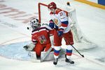 Игрок сборной России Сергей Калинин (справа) и вратарь сборной Чехии Марек Мазанец в матче первого этапа Евротура Кубка Карьяла между сборными командами России и Чехии.