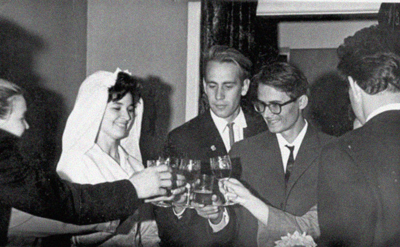 Владислав Крапивин во время церемонии бракосочетания с супругой Ириной, 1964 год