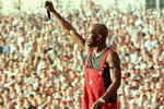 Рэпер DMX выступает на фестивале «Вудсток» в штате Нью-Йорк, 23 июля 1999 года
