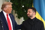 Президент США Дональд Трамп и президент Украины Владимир Зеленский во время встречи, 18 августа 2025 года