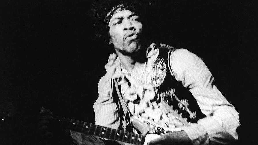 Выступление Джими Хендрикса и группы The Jimi Hendrix Experience на фестивале «Монтерей» в Калифорнии, 1967 год