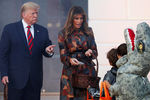 Президент США Дональд Трамп и первая леди Меланья Трамп во время празднования Хеллоуина в Белом доме, 28 октября 2019 года