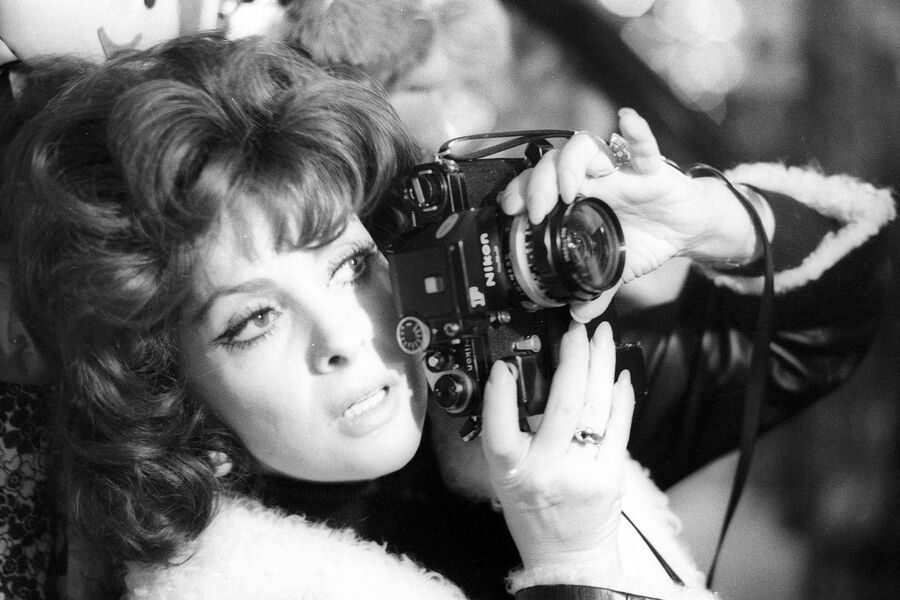 В&nbsp;70-х карьера актрисы пошла на&nbsp;спад, и Джина Лоллобриджида занялась фотожурналистикой. Среди знаменитостей, фотографии которых она делала, были Пол Ньюмен, Сальвадор Дали, Фидель Кастро, а также Сборная Германии по&nbsp;футболу. В&nbsp;1973 году был опубликован фотоальбом ее фоторабот под&nbsp;названием «Моя Италия» («Italia Mia»)