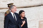 Король Испании Филипп VI и королева Летиция перед церемонией прощания с папой Римским Франциском в Ватикане, 26 апреля 2025 года