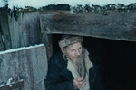 <b>«Прозрачные земли», реж. Дмитрий Давыдов</b>
<br><br>
<b>Где и когда смотреть:</b> неизвестно
<br><br>
Вы не готовы к тому, как вымирает русская деревня. Виднейший деятель якутского кино Дмитрий Давыдов («Пугало») выехал за пределы родного региона и снял безапелляционно дикую картину про деревню-призрак, где по-прежнему живут только три глубоких старика (Владимир Бурдов, Юрий Кондратьев, Александр Келарев), а в окрестностях бродит грозный медведь. Дни героев проходят за курением папирос (осуждаем), распитием крапивного чая, постановкой медицинских банок, ленивыми попытками изловить мышку, шуршащую по углам, и наблюдением за стремительным разрушением окружающего мирка. Все меняется, когда дедушки вылавливают из проруби заледеневшего молодца (Федор Зорин), который оттаивает и принимается творить чудеса, но оказывается не способен предотвратить неминуемое.