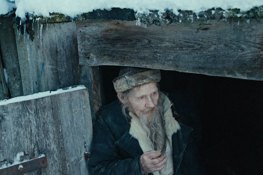 <b>«Прозрачные земли», реж. Дмитрий Давыдов</b>
<br><br>
<b>Где и когда смотреть:</b> неизвестно
<br><br>
Вы не готовы к&nbsp;тому, как вымирает русская деревня. Виднейший деятель якутского кино Дмитрий Давыдов («Пугало») выехал за&nbsp;пределы родного региона и снял безапелляционно дикую картину про&nbsp;деревню-призрак, где по-прежнему живут только три глубоких старика (Владимир Бурдов, Юрий Кондратьев, Александр Келарев), а в&nbsp;окрестностях бродит грозный медведь. Дни героев проходят за&nbsp;курением папирос (осуждаем), распитием крапивного чая, постановкой медицинских банок, ленивыми попытками изловить мышку, шуршащую по&nbsp;углам, и наблюдением за&nbsp;стремительным разрушением окружающего мирка. Все меняется, когда дедушки вылавливают из&nbsp;проруби заледеневшего молодца (Федор Зорин), который оттаивает и принимается творить чудеса, но оказывается не способен предотвратить неминуемое.
