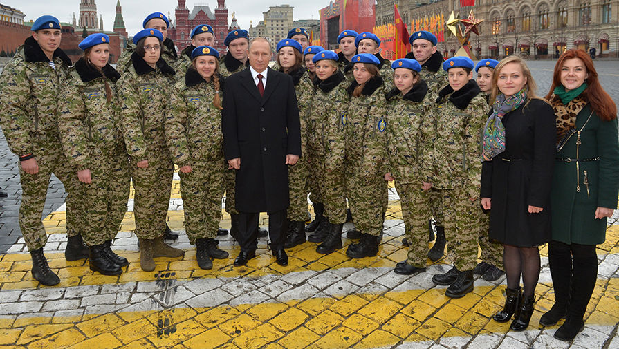Президент Владимир Путин с воспитанниками военно-патриотического центра «Вымпел»