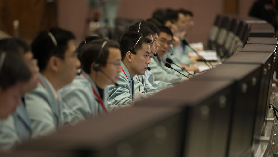 Сотрудники аэрокосмического центра управления в&nbsp;Пекине, 3 января 2019 года