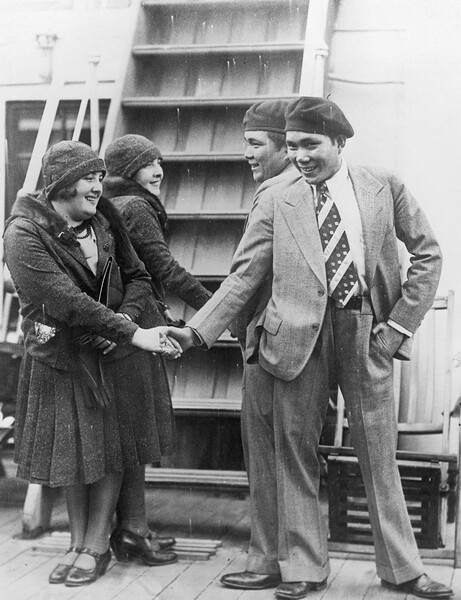 <b>Маргарет и Мэри Гибб</b>
<br><br>
В&nbsp;1929 году во время выступления в&nbsp;Новом Орлеане Маргарет познакомилась с&nbsp;Карлосом Даниэлем Хосефе, и они обручились. Однако до&nbsp;свадьбы дело так и не дошло. В&nbsp;1966 году врачи обнаружили у&nbsp;Маргарет рак мочевого пузыря, сестрам снова предложили операцию по&nbsp;разделению, но они отказались. 29&nbsp;августа 1967&nbsp;года Маргарет умерла в&nbsp;возрасте 55&nbsp;лет. Мэри скончалась через&nbsp;несколько минут.
<br><br>
<b>На фото:</b> Пары сиамских близнецов Маргарет и Мэри Гибб и Лусио и Симплисио Годино готовятся к&nbsp;участию в&nbsp;постановке водевиля, 1930-е гг.