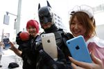 Одни из первых покупателей новых iPhone у магазина Apple Store в Токио 