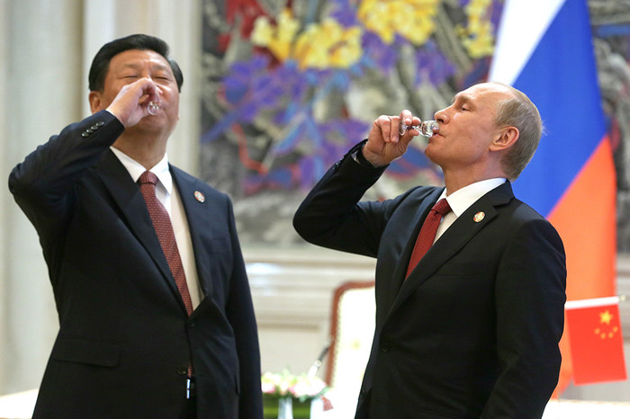 Председатель Китайской народной республики Си Цзиньпин и президент России Владимир Путин после церемонии подписания совместных документов