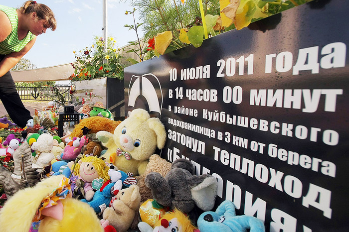Местная жительница во время возложения цветов в память о погибших в результате крушения прогулочного теплохода «Булгария» в речном порту города Казань
