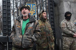 Бойцы 24-го отдельного штурмового батальона вооруженных сил Украины «Айдар» во время пикета у здания минобороны Украины 
