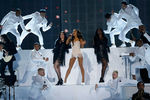 Ариана Гранде выступает на церемонии American Music Awards 2015