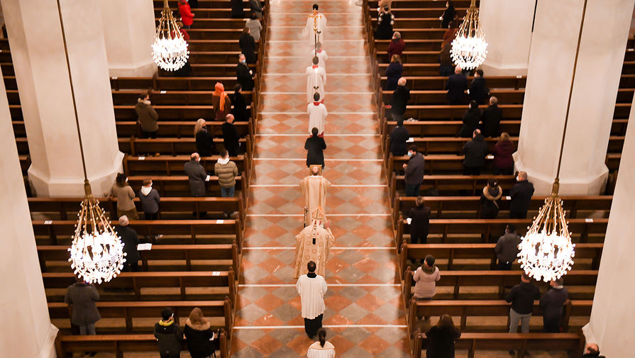 Празднование Рождества в&nbsp;католическом храме в&nbsp;Мюнхене, 24 декабря 2020 года 