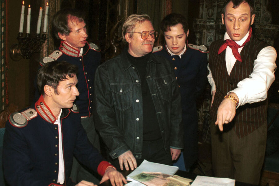 Режиссер Юрий Кара (в центре) на&nbsp;съемках фильма &laquo;Настоящие мужчины&raquo;, 2001&nbsp;год