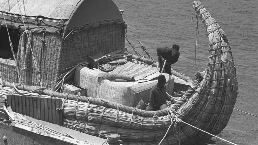 25&nbsp;мая 1969&nbsp;года из&nbsp;марокканского порта Сафи отправилось в&nbsp;долгое и нелегкое плавание папирусное судно &laquo;Ра&raquo;, построенное по&nbsp;образцу древнеегипетских кораблей. На&nbsp;нем интернациональный экипаж из&nbsp;семи человек (в том числе и советский врач Юрий Сенкевич) во главе с&nbsp;норвежским исследователем Туром Хейердалом намеревался подтвердить гипотезу о&nbsp;том, что древнеегипетские и финикийские мореплаватели могли пересекать Атлантический океан и достигать берегов Мексики. На&nbsp;борту &laquo;Ра&raquo; в&nbsp;момент отплытия было 160&nbsp;глиняных кувшинов с&nbsp;мясом, фруктами и овощами, около&nbsp;одной тонны пресной воды в&nbsp;бурдюках. На&nbsp;снимке: последние приготовления к&nbsp;плаванию