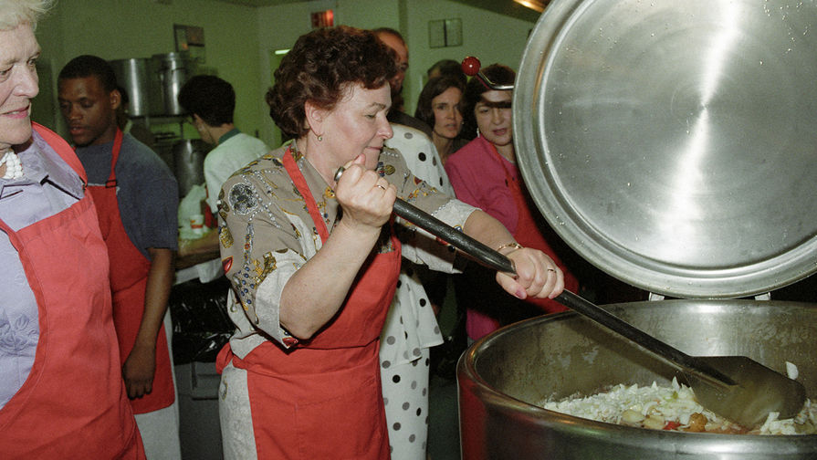 1992 год. Наина Ельцина и супруга президента США Барбара Буш принимают участие в приготовлении обеда для детей-сирот