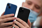 В iPhone 13 mini и iPhone 13 модули камер получили отличное от прошлогодних смартфонов расположение — теперь они уместились по диагонали, а сам блок камер стал больше.