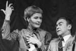 Актриса Людмила Чурсина и актер Владимир Татосов в инсценировке рассказа писателя Альберто Моравиа «Середина наполовину» во время творческого вечера актрисы в Доме концертных организаций РСФСР, 1983 год