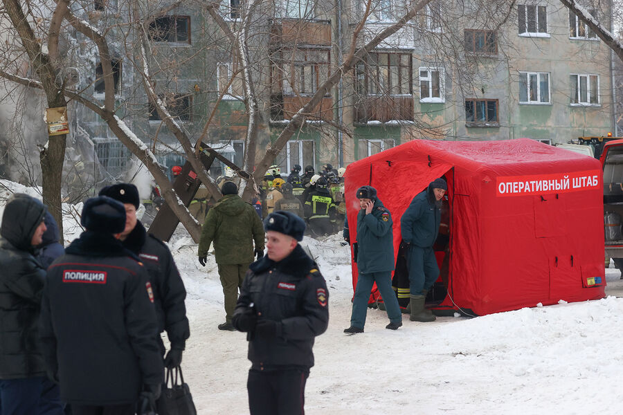 Оперативный штаб и спасатели на&nbsp;месте взрыва газа в&nbsp;пятиэтажном жилом доме на&nbsp;улице Линейная в&nbsp;Новосибирске, 9&nbsp;февраля 2023&nbsp;год