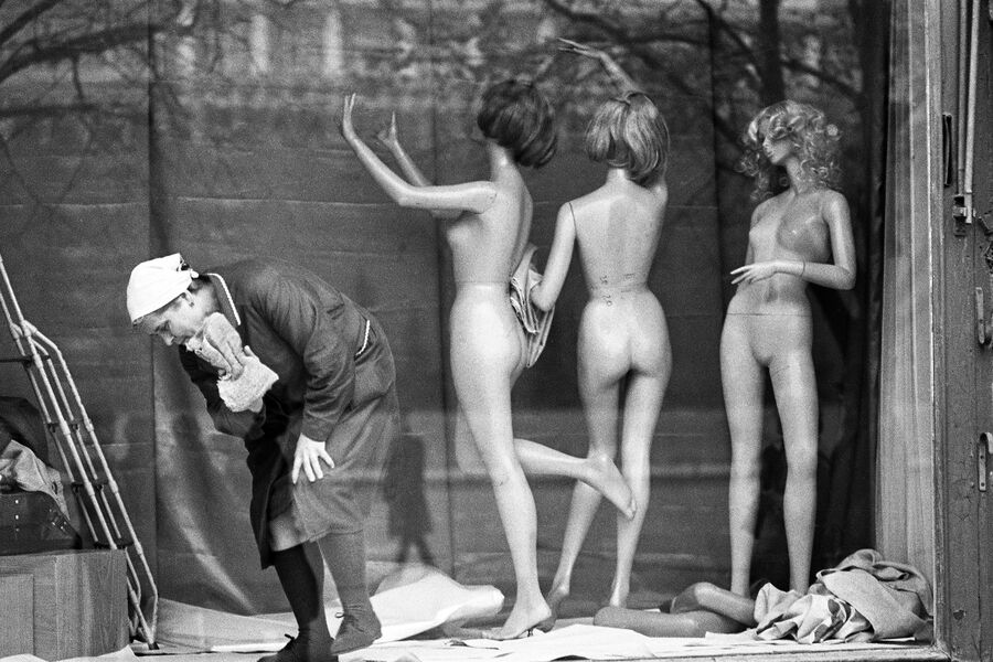 Смена ассортимента на&nbsp;витрине ГУМа, 1983&nbsp;год