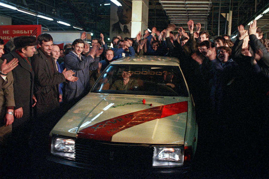 Новый автомобиль &laquo;Москвич-2141&raquo; на&nbsp;московском автомобильном заводе имени Ленинского комсомола, 1986&nbsp;год