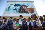 Школьники перед началом торжественной линейки, посвященной началу учебного года, в школе №5 им. М.А. Ромашины в Тимашевске
