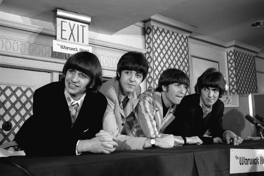 Группа The Beatles (слева направо: Ринго Старр, Пол Маккартни, Джон Леннон и Джордж Харрисон) во время пресс-конференции в&nbsp;отеле Warwick в&nbsp;Нью-Йорке, 22&nbsp;августа 1966&nbsp;года
