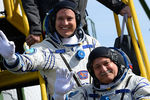 Астронавт NASA Джек Фишер и космонавт «Роскосмоса» Федор Юрчихин перед посадкой в корабль «Союз МС-04» с ракетой-носителем «Союз-ФГ» на стартовой площадке космодрома Байконур, 20 апреля 2017 года