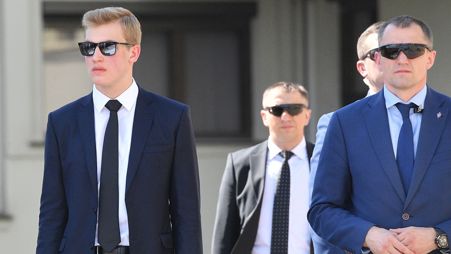 Сын президента Белоруссии Александра Лукашенко Николай (крайний слева) на&nbsp;митинге, организованном в&nbsp;поддержку Лукашенко на&nbsp;площади Независимости в&nbsp;Минске, 16 августа 2020 года