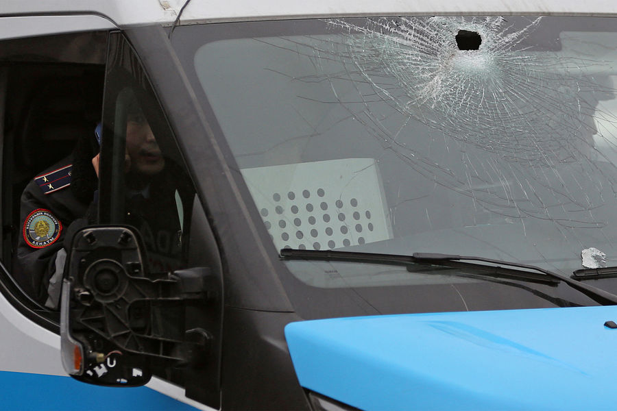 Полицейский автомобиль с&nbsp;разбитым лобовым стеклом во время акций протеста в&nbsp;Алматы, Казахстан, 5&nbsp;января 2022&nbsp;года