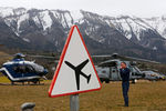 Спасательные вертолеты недалеко от места крушения самолета авиакомпании Germanwings на юге Франции