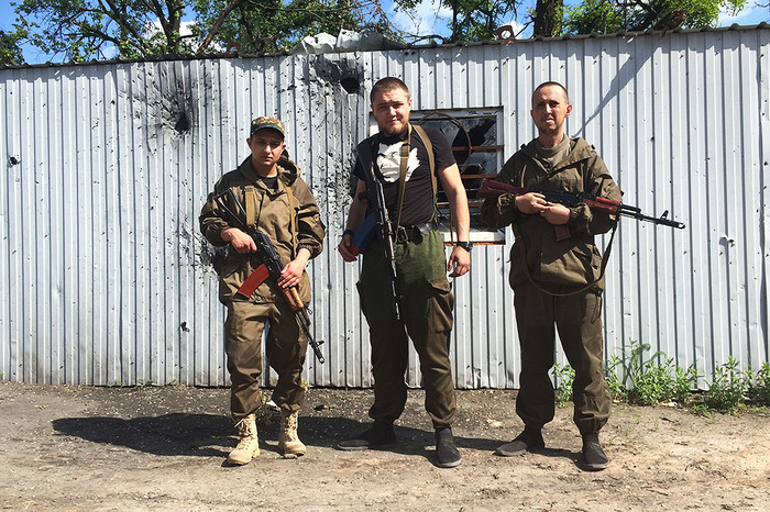 По&nbsp;центру &mdash; замкомвзвода Жора. На&nbsp;заднем плане &mdash; стена, прошитая АГС