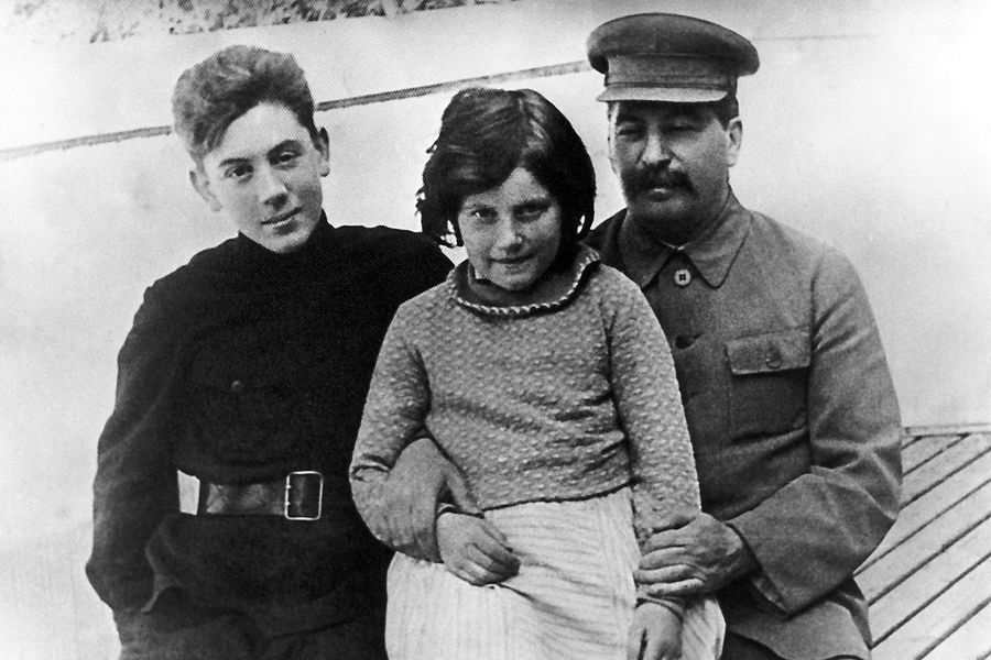 Иосиф Виссарионович Сталин со своими детьми&nbsp;- Светланой и Василием, 1930-е годы