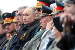 Президент РФ Владимир Путин среди гостей на трибуне во время военного парада в честь 76-й годовщины Победы в Великой Отечественной войне в Москве, 9 мая 2021 года
