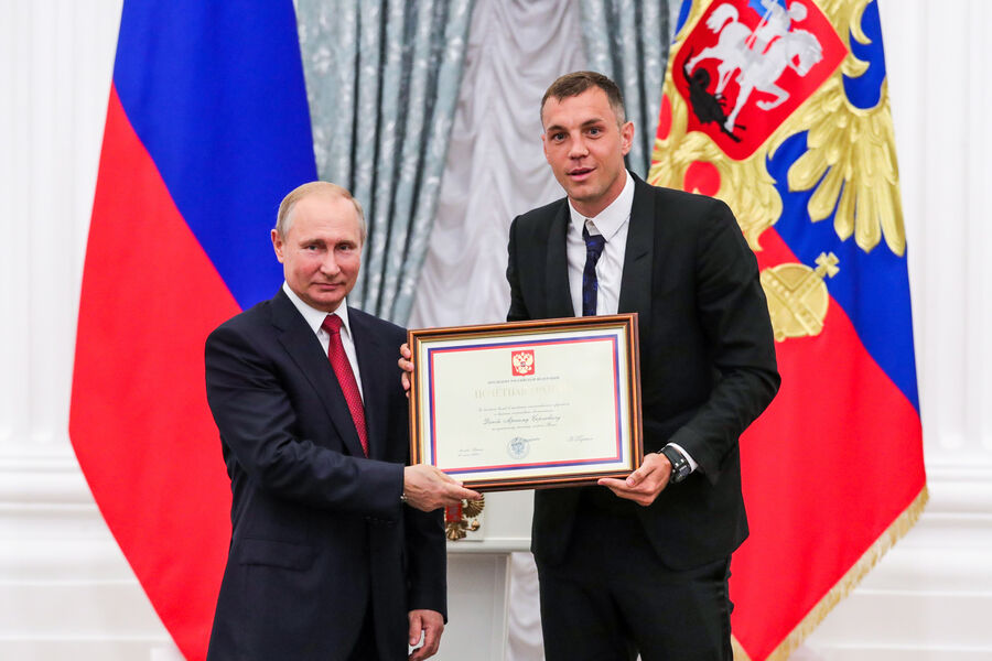 Президент РФ Владимир Путин и игрок сборной России по&nbsp;футболу Артем Дзюба, награжденный почетной грамотой, на&nbsp;церемонии вручения государственных наград в&nbsp;Екатерининском зале Кремля, 2018&nbsp;год.