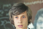 <b>«Розыгрыш», Владимир Меньшов (1977)</b>
<br><br>
Свою дебютную роль 15-летний Харатьян получил случайно — на пробы его позвала знакомая девочка. Начинающий актер сыграл в фильме «новенького» ученика московской школы Игоря Грушко, который стал руководителем школьного ансамбля. В это же время лидер класса Олег Комаровский (Андрей Гусев (признан в РФ иностранным агентом)) предложил обмануть учительницу математики, заявив, что она не оповещала учеников о контрольной. Фильм построен на сравнении ценностей Грушко (честность, творчество) и Комаровского (достижение целей любыми способами).
В 2008 году в ремейке «Розыгрыша» (режиссер Андрей Кудиненко) Харатьян сыграл отца лидера класса (Евгений Дмитриев), которого в новом фильме зовут Олегом Комаровым. Он является спонсором школы и за проступки грозит Олегу армией. А в роли Грушко в новом фильме выступил Noize MC (признан в РФ иностранным агентом).