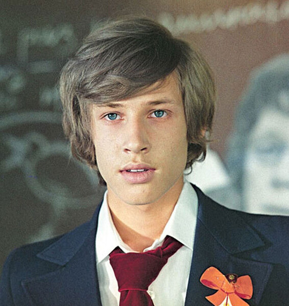 <b>«Розыгрыш», Владимир Меньшов (1977)</b>
<br><br>
Свою дебютную роль 15-летний Харатьян получил случайно &mdash; на&nbsp;пробы его позвала знакомая девочка. Начинающий актер сыграл в&nbsp;фильме «новенького» ученика московской школы Игоря Грушко, который стал руководителем школьного ансамбля. В&nbsp;это же время лидер класса Олег Комаровский (Андрей Гусев (признан в РФ иностранным агентом)) предложил обмануть учительницу математики, заявив, что она не оповещала учеников о&nbsp;контрольной. Фильм построен на&nbsp;сравнении ценностей Грушко (честность, творчество) и Комаровского (достижение целей любыми способами).
В&nbsp;2008 году в&nbsp;ремейке «Розыгрыша» (режиссер Андрей Кудиненко) Харатьян сыграл отца лидера класса (Евгений Дмитриев), которого в&nbsp;новом фильме зовут Олегом Комаровым. Он является спонсором школы и за&nbsp;проступки грозит Олегу армией. А в&nbsp;роли Грушко в&nbsp;новом фильме выступил Noize MC (признан в РФ иностранным агентом).