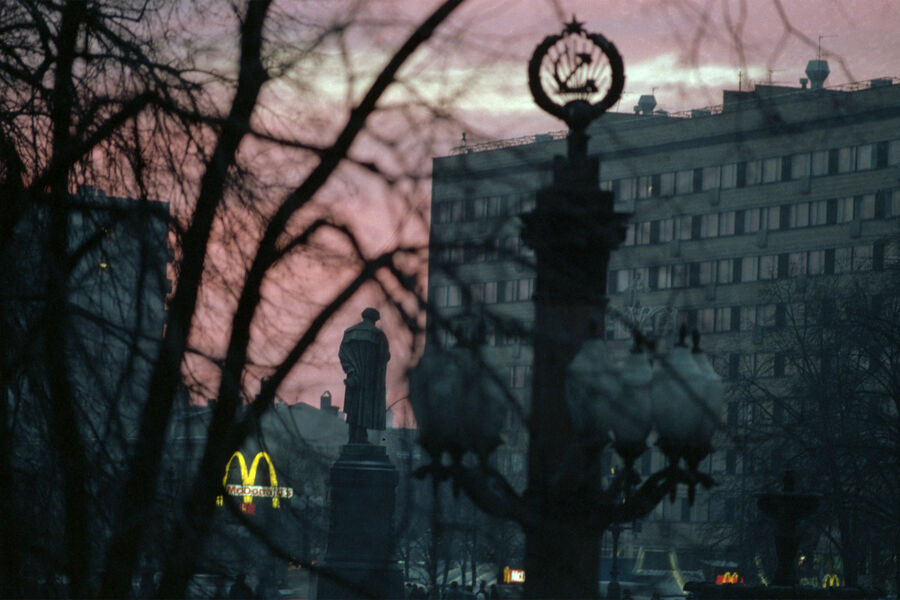 Эмблема ресторана &laquo;Макдоналдс&raquo; на&nbsp;Пушкинской площади, Москва, 1991&nbsp;год